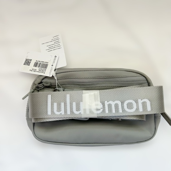 NEW Lululemon OG Silver White Everywhere Belt Bag - Picture 2 of 5